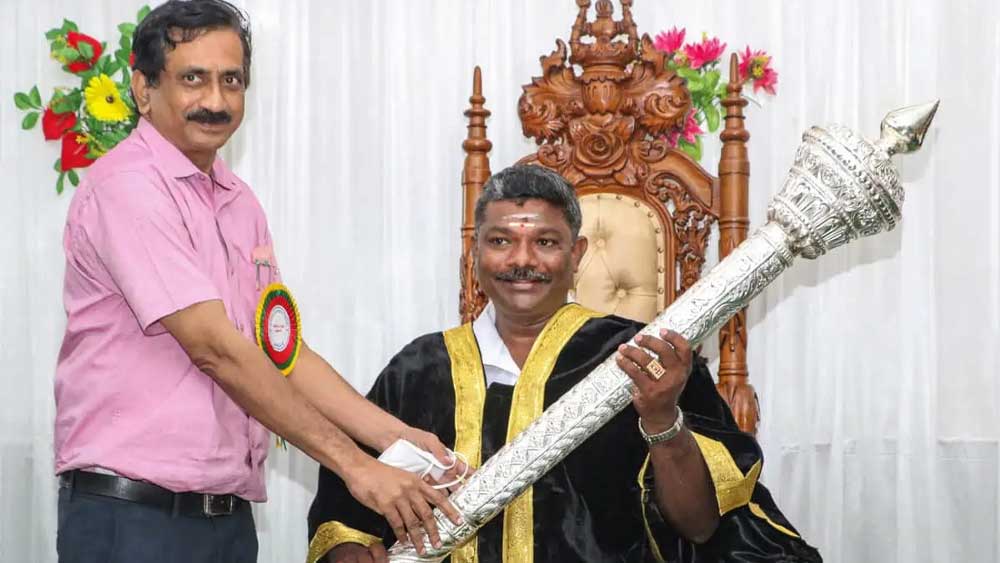 অটোচালক থেকে তামিলনাড়ুর থাঞ্জাভুর জেলার কুম্বাকোনাম পুরসভার মেয়র। কংগ্রেসের প্রার্থী হিসেবে দাঁড়ানো কে সরবাননের জীবন কাহিনি হার মানাবে সিনেমার গল্পকেও। 