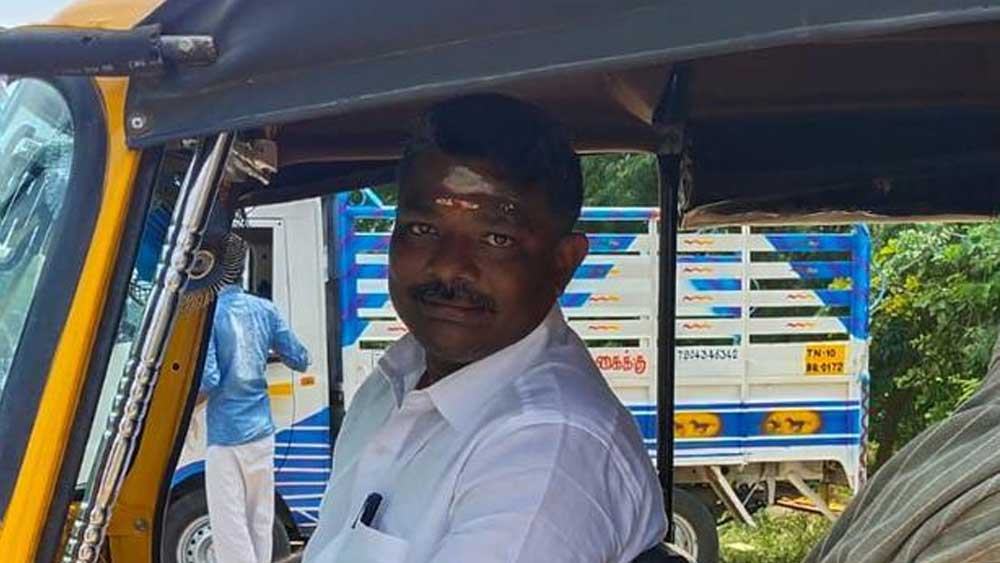 খুব অল্প বয়সে মা-বাবাকে হারান। সরবানন মানুষ দাদু-ঠাকুমার কাছে। 