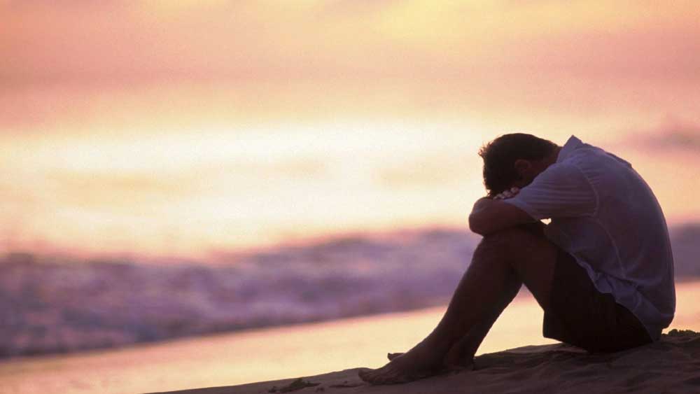 স্ত্রী-সন্তানদের নিয়ে ভালই সংসার চলছিল। কিন্তু বাধ সাধল করোনা। করোনা আবহে তাঁর আয় অনেটাই কমে যায়। তলানিতে ঠেকে জমা পুঁজিও। 