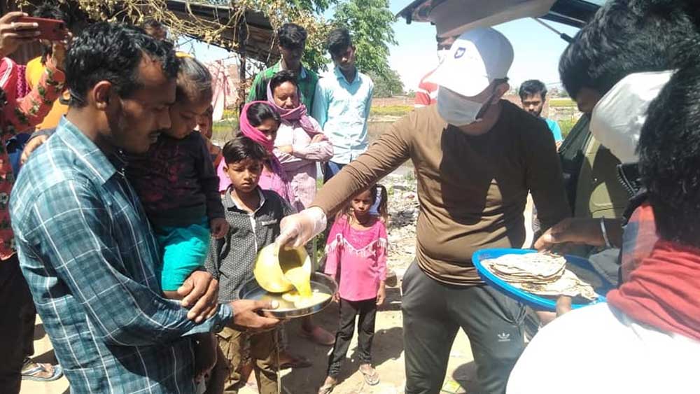 সারা দিনে ২০০ টাকা আয় করাও দুঃসাধ্য হয়ে পড়েছিল। এই চরম আর্থিক অনটনের মুখে সরবাননের পাশে এসে দাঁড়িয়েছিলেন প্রতিবেশীরা। খাদ্য এবং অর্থ সাহায্য করেন তাঁরা। 