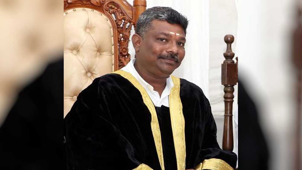 কিন্তু কেউই ভাবেননি যে এই দিন আনা দিন খাওয়া সদাহাস্যময় মানুষটি এক দিন কুম্বাকোনাম শহর পুরসভার মেয়র হবেন। 