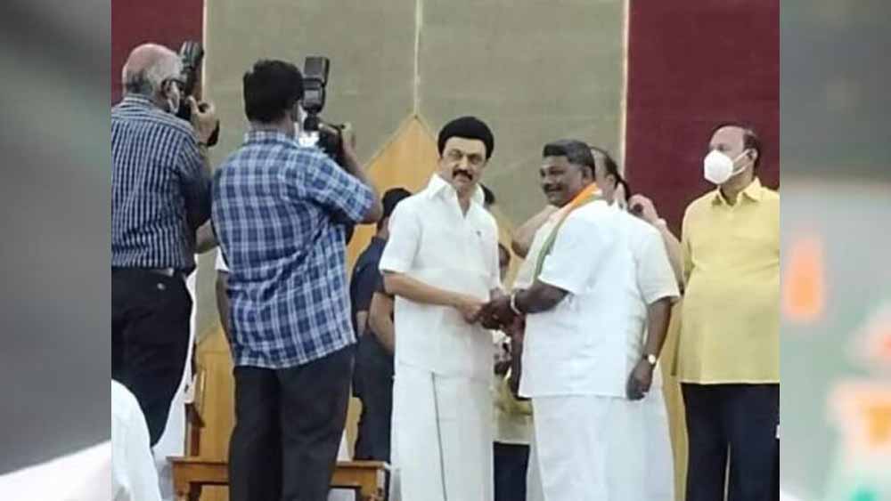 কিন্তু নেতৃত্ব তাঁকে বলেন যে তিনিই এই পদের জন্য যোগ্য ব্যক্তি।