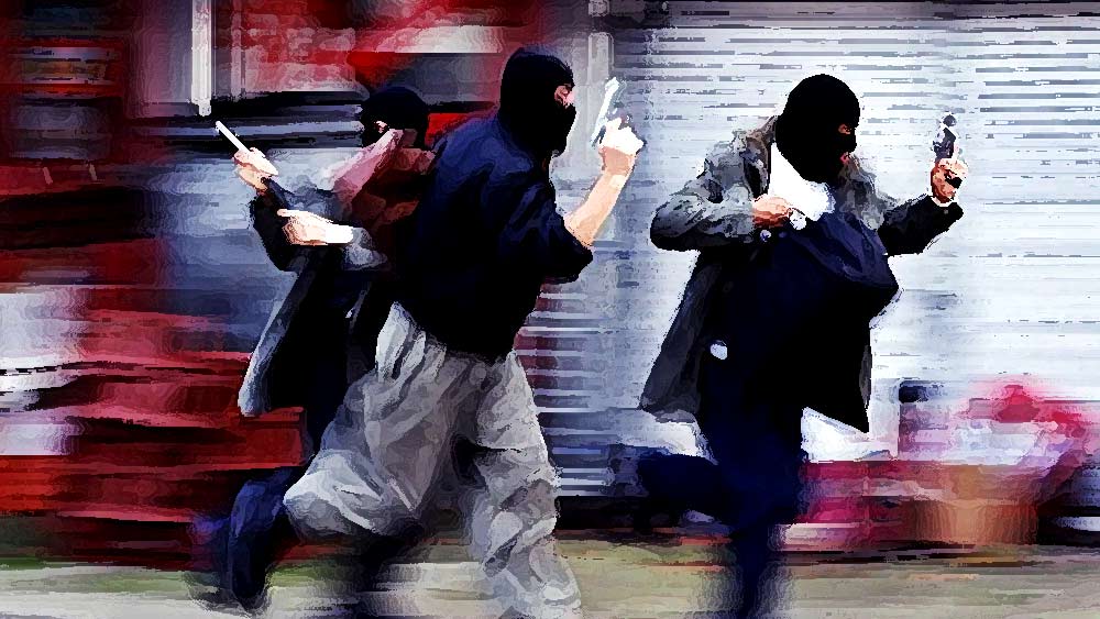 ডাকাতদের আটকাতে গেলে অনেক সময়ই হুমকির মুখে পড়তে হয় ব্যাঙ্ক কর্মীদের। কখনও আবার প্রাণনাশের ভয়ও দেখানো হয়। কারণ বেশিরভাগ ক্ষেত্রেই আগ্নেয়াস্ত্র নিয়ে ঢোকে দুষ্কৃতীরা।