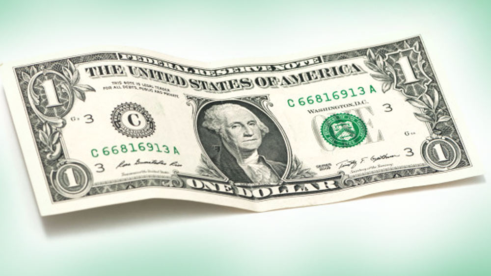 তবে কখনও শুনেছেন, মাত্র এক ডলার (ভারতীয় মুদ্রায় প্রায় ৭৬ টাকা)-এর জন্য কেউ ডাকাতি করছেন? শুধু তাই নয়, সেই ব্যক্তি ডাকাতির পর সেই ব্যাঙ্কে বসে পুলিশ আসার অপেক্ষা করেছেন। সত্যিই এমন ঘটনা ঘটেছিল। 