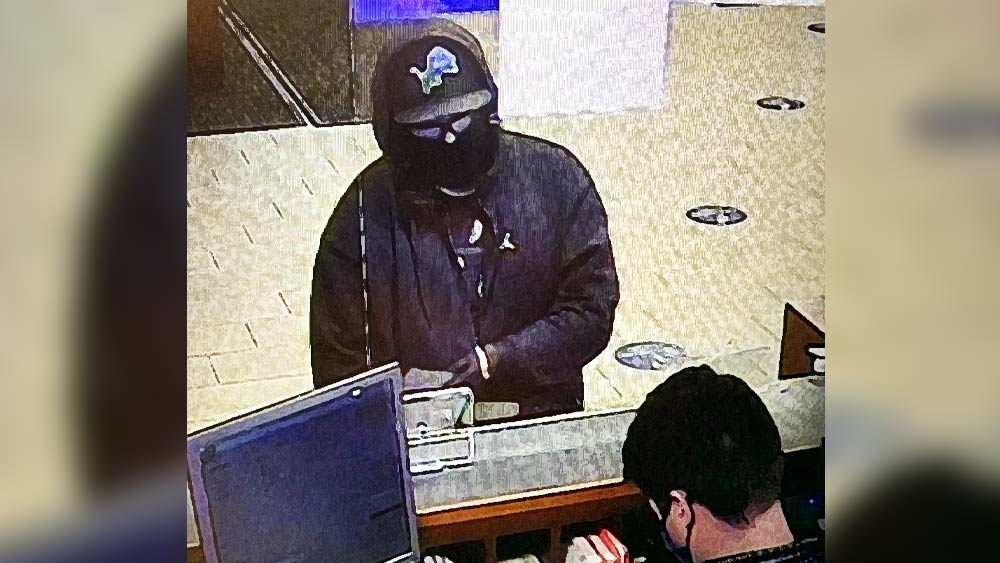 তবে ডাকাতি করতে কিন্তু কোনও আগ্নেয়াস্ত্র সঙ্গে নেননি তিনি।