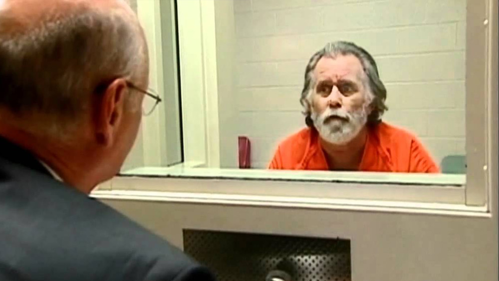 ব্যাঙ্কে প্রবেশ করতেই তিনি একটি চিরকুট ব্যাঙ্ক ম্যানেজারের হাতে ধরিয়ে দেন। তাতে লেখা ছিল, ‘আমি ব্যাঙ্ক ডাকাতি করতে এসেছি। আমাকে শুধু এক ডলার দিন।’