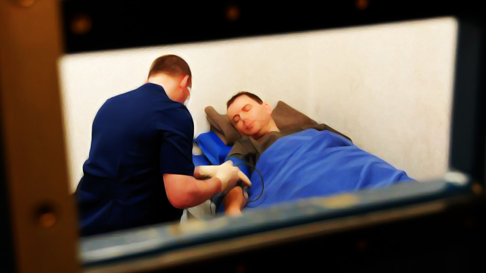 আমেরিকার আইন অনুযায়ী কোনও কয়েদি যদি অসুস্থ হন, তা হলে তাঁর সমস্ত চিকিত্সার খরচ জেল কর্তৃপক্ষের। তাই নিজের চিকিত্সার খরচ জোগাতে তিনি নিজেই জেল খাটার সিদ্ধান্ত নেন। 