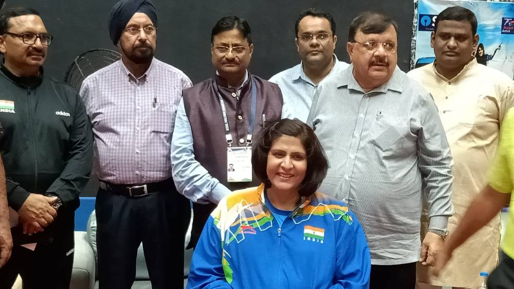 কর্মকর্তাদের সঙ্গে 