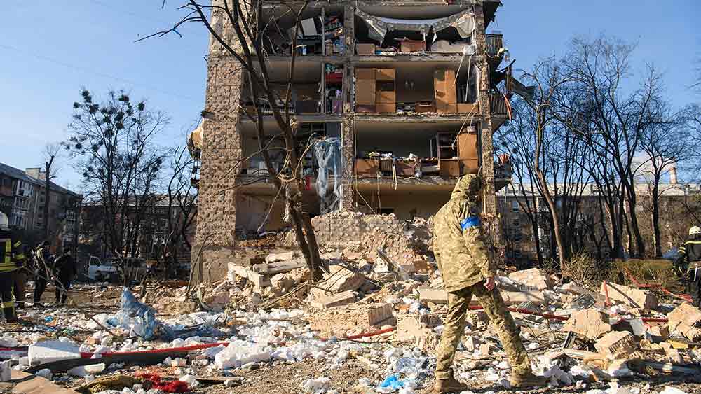 প্রায় চার সপ্তাহ ধরে চলছে রক্তক্ষয়ী হামলা এবং পাল্টা হামলা। তবে রাশিয়া-ইউক্রেনের যুদ্ধে বিরতির নামগন্ধ নেই। যুদ্ধ কখন থামবে? বিশ্ব জুড়েই প্রশ্ন আমজনতার। আদৌ কি তেমন সম্ভাবনা রয়েছে? রাশিয়া-ইউক্রেন যুদ্ধের কী কী পরিণতি হতে পারে বলে মনে করছেন যুদ্ধবিশারদেরা?