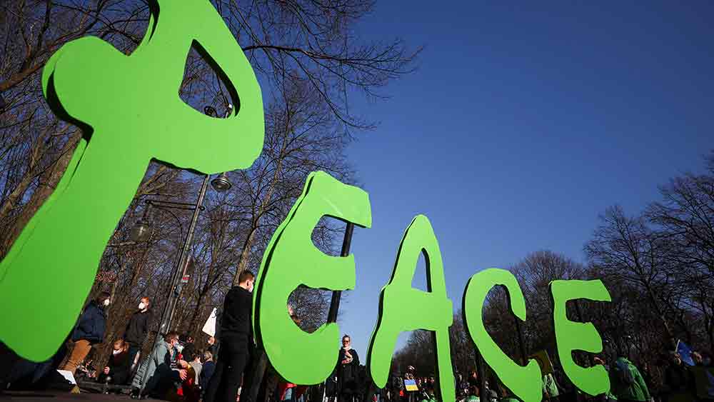 যে কারণগুলির জন্য যুদ্ধ শুরু হয়, তার ফয়সালা হয়ে গেলেই তো সংঘর্ষ থেমে যেতে পারে! তার জন্য যুযুধান দু’পক্ষ আলোচনা টেবলে বসতে পারে। অথবা রাজনৈতিক বা কূটনৈতিক কৌশলের মাধ্যমে সমাধানসূত্র খোঁজার পথে এগোতে পারে। তত্ত্বগত ভাবে এমনটা বলা গেলেও বিষয়টি যে আদৌ ততটা সহজ নয়, তার উদাহরণ আফগানিস্তান, ইরাক, সিরিয়া বা লিবিয়ার মাটিতে সংঘর্ষ।