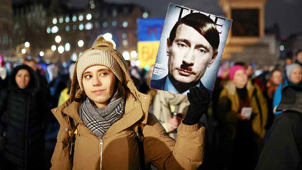 কূটনৈতিক বিশেষজ্ঞদের দাবি, নেটোর সঙ্গে ইউক্রেনের সম্পর্ক নিয়েও আপত্তি রয়েছে পুতিনের। তাঁর অভিযোগ, আমেরিকা এবং নেটো গোষ্ঠীভুক্ত দেশগুলি রাশিয়াকে ভৌগোলিক ভাবে ঘিরে ফেলার ছক কষছে। মূলত সে কারণেই মৌখিক চুক্তি অগ্রাহ্য করে ইউক্রেনকে নেটোয় অন্তর্ভুক্তির প্রক্রিয়া শুরু করা হয়েছে।