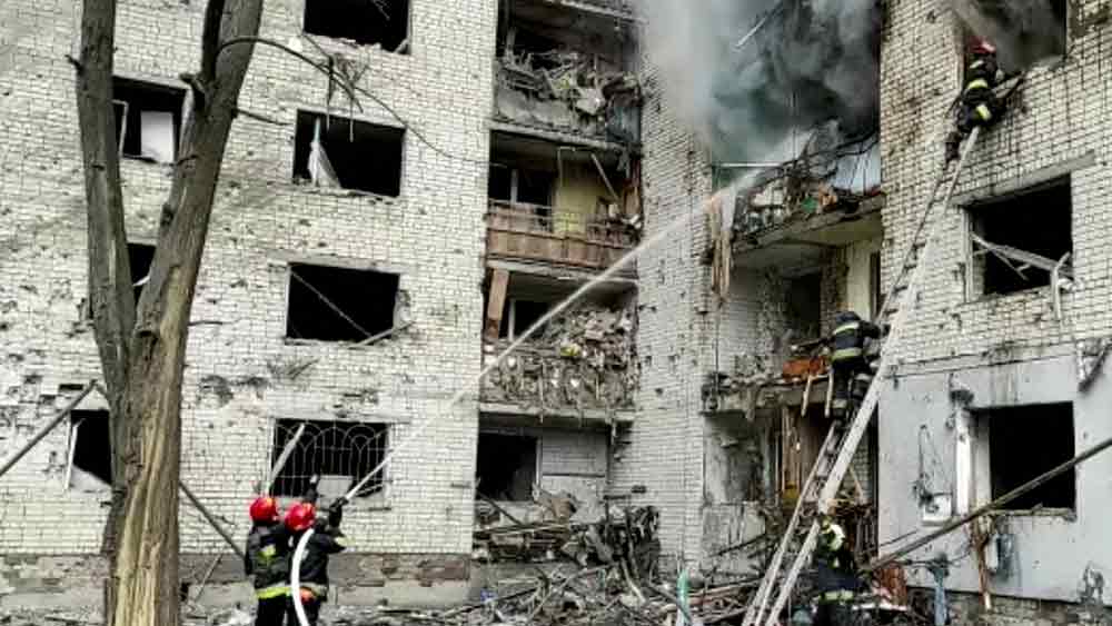 ইউক্রেনীয় সেনাবাহিনীর থেকে তুলনামূলক ভাবে শক্তিশালী হওয়া সত্ত্বেও বিশেষ ফায়দা করতে পারেনি রাশিয়া। খারসেন, খারকিভ, মারিয়ুপুল, সামি, চেরনিহিভ-সহ বহু শহর ঘিরে রেখেছে পুতিনবাহিনী। তবে খারসেনের দখল ছাড়া তাদের হাত ফাঁকা।