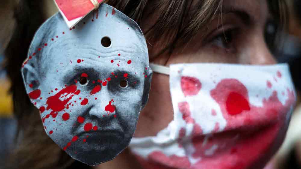 যুদ্ধের জেরে আর্থিক নিষেধাজ্ঞার কোপে পড়েছে রাশিয়া। সেন্টার ফর ইউরোপিয়ান পলিসি অ্যানালিসিস (সিইপিএ)-র স্ট্যাটেজিক স্টাডিজ-এর তরফে অবসরপ্রাপ্ত লেফ্টেন্যান্ট জেনারেল বেন হেজেস সংবাদমাধ্যমে বলেন, ‘‘যে ভাবে নিষেধাজ্ঞার বোঝা বাড়ছে, তাতে শীঘ্রই ১৫ হাজার কোটি ডলার বিদেশি মুদ্রা ঋণখেলাপি হতে পারে রাশিয়ার। এ ছাড়া, রাশিয়ার অন্দরে পুতিনের বিরুদ্ধে ক্ষোভ বাড়ছে।’’