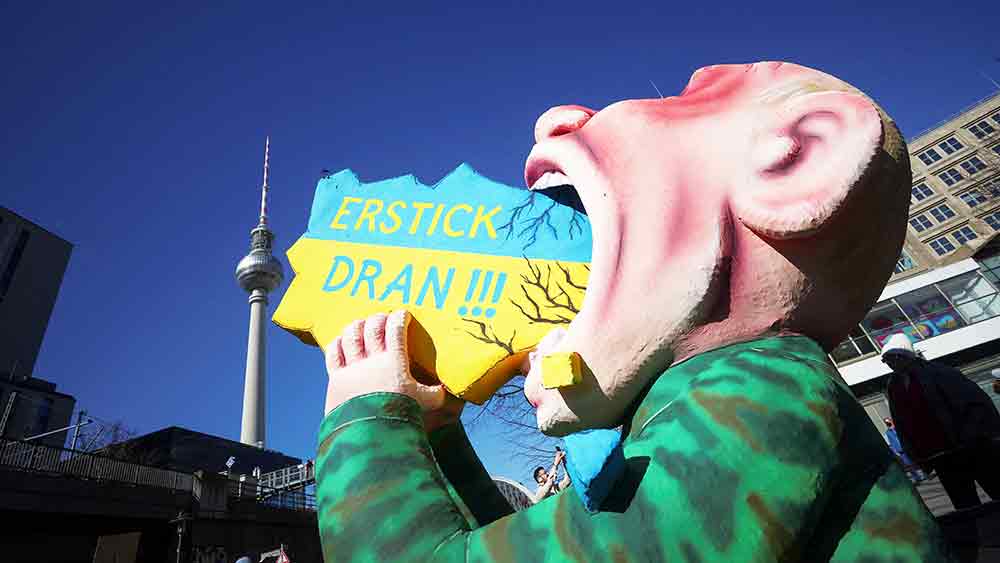 এমন হতে পারে যে এককালে সিরিয়া বা চেচনিয়ায় যুদ্ধের নীতিতে ইউক্রেনের মাটিতেও বোমাবর্ষণের মাত্রা বাড়িয়ে দিল রাশিয়া। যার জেরে কিভের দখল নিজেদের হাতে নিয়ে ইউক্রেনে তাঁদের পছন্দ মতো সরকার গড়লেন পুতিন। 