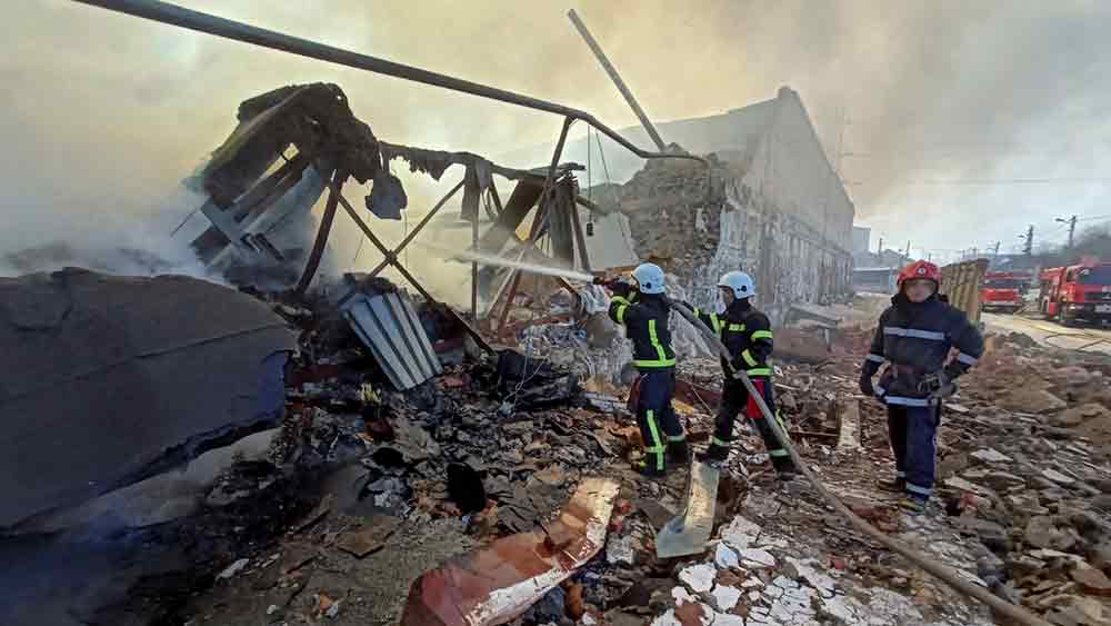 যুদ্ধের গতি বাড়াতে ইউক্রেনের বিরুদ্ধে রাসায়নিক অস্ত্র প্রয়োগ করতে পারে রাশিয়া। পশ্চিমী দেশগুলির অস্ত্রঘাঁটিগুলি লক্ষ্য করে ইউক্রেনের পড়শি দেশ পোল্যান্ডেও আঘাত হানতে পারে পুতিনবাহিনী। এর জেরে নেটোকে সরাসরি যুদ্ধে টেনে আনতে পারে রাশিয়া। যাতে রাশিয়ার বিরুদ্ধে ইউক্রেনের বদলে পশ্চিমী দেশগুলির সরাসরি সংঘাত শুরু হতে পারে।