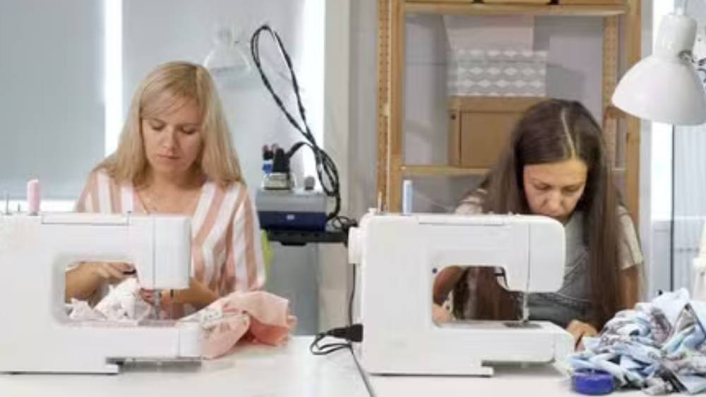 ‘মিলা নোভা’-র অধিকর্তার নাম ইয়ুলিয়ানা কিরিসুক। তিনি জানিয়েছেন, যে কোনও মূল্যে তিনি ব্যবসাটি টিকিয়ে রাখতে চান। অর্থের জন্য নয়। আসলে তাঁর ব্যবসার সঙ্গে ইউক্রেনের হাজার খানেক পরিবারের ভবিষ্যৎ জড়িয়ে।