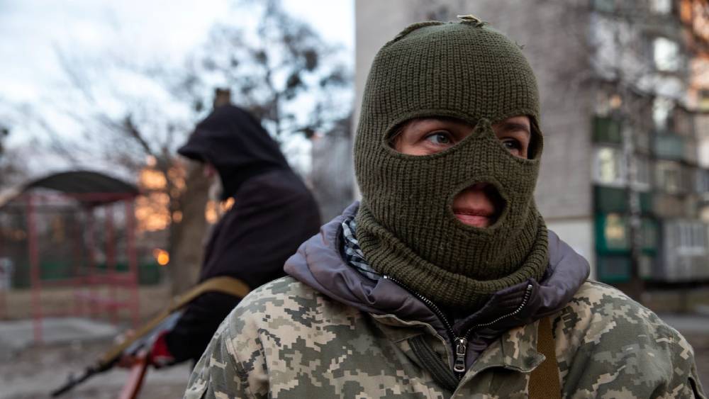 রাশিয়া যখন ইউক্রেনে যুদ্ধের প্রস্তুতি নিচ্ছে, তখন থেকেই সম্ভাব্য বিপদের কথা ভেবে কিছু পরিকল্পনা করে রেখেছিলেন তিনি। যুদ্ধের এই পরিস্থিতির কথা আাগাম বুঝতে না পারলেও পড়শি দেশ পোল্যান্ডের ওয়ারশয়ে একটি অস্থায়ী কাজের জায়গা তৈরি রেখেছিলেন আগে থেকেই।