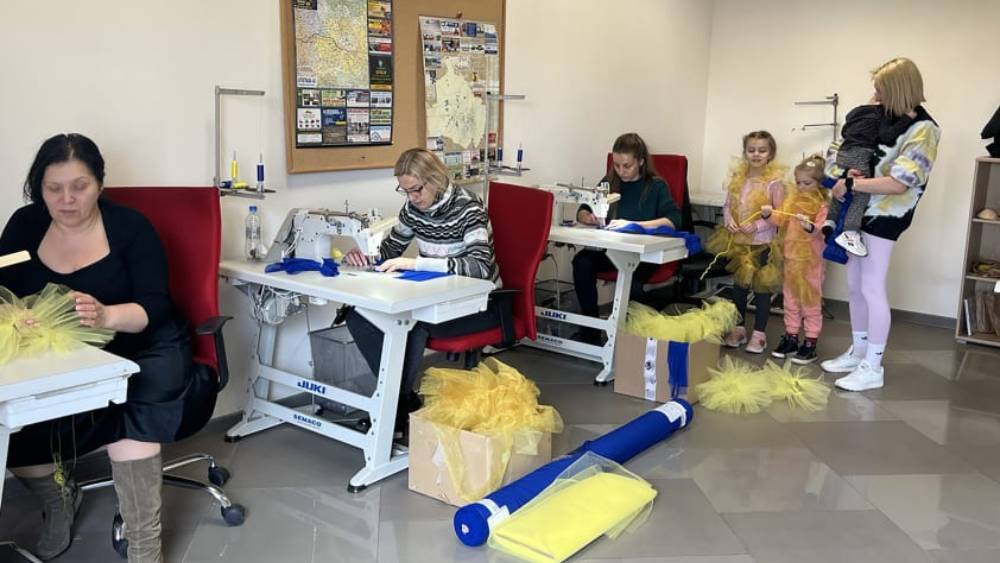 ইয়ুলিয়া জানিয়েছেন, এই সব কর্মীর সন্তানরাও এঁদের সঙ্গেই পড়শি দেশে গিয়েছে। পোশাক তৈরি করতে তারাও সাহায্য করছে মায়েদের।