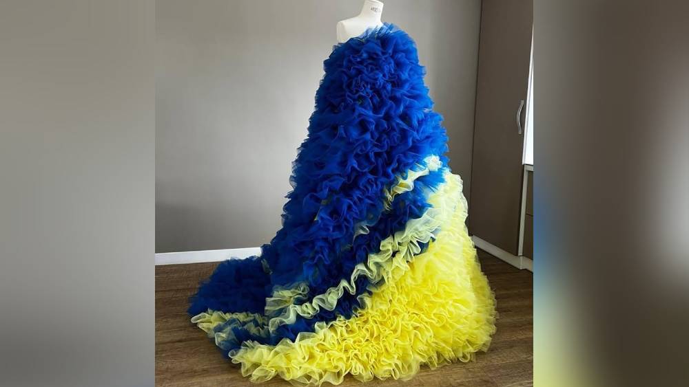 ইউক্রেনের পতাকার রঙের ওই বিয়ের পোশাক কিছুটা কম দামে বিদেশের বাজারে বিক্রি করছে ‘মিলা নোভা’। ইয়ুলিয়া জানিয়েছেন, ওই পোশাক থেকে যা আয় হবে, তার পুরোটাই যাবে ইউক্রেন সরকারের তহবিলে।