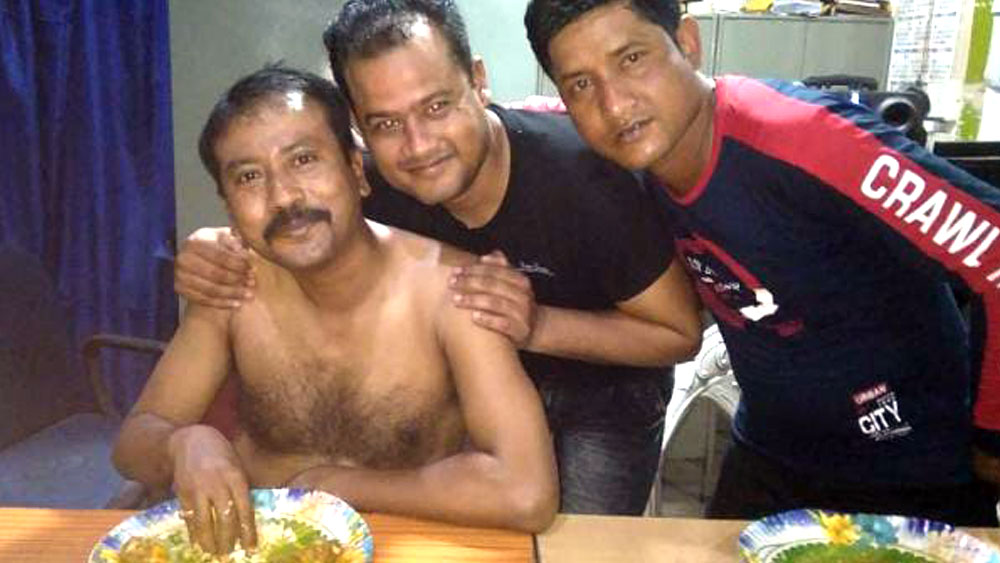 সহকর্মীদের সঙ্গে ওসি অভিজিৎ সিংহ (খালি গায়ে)।