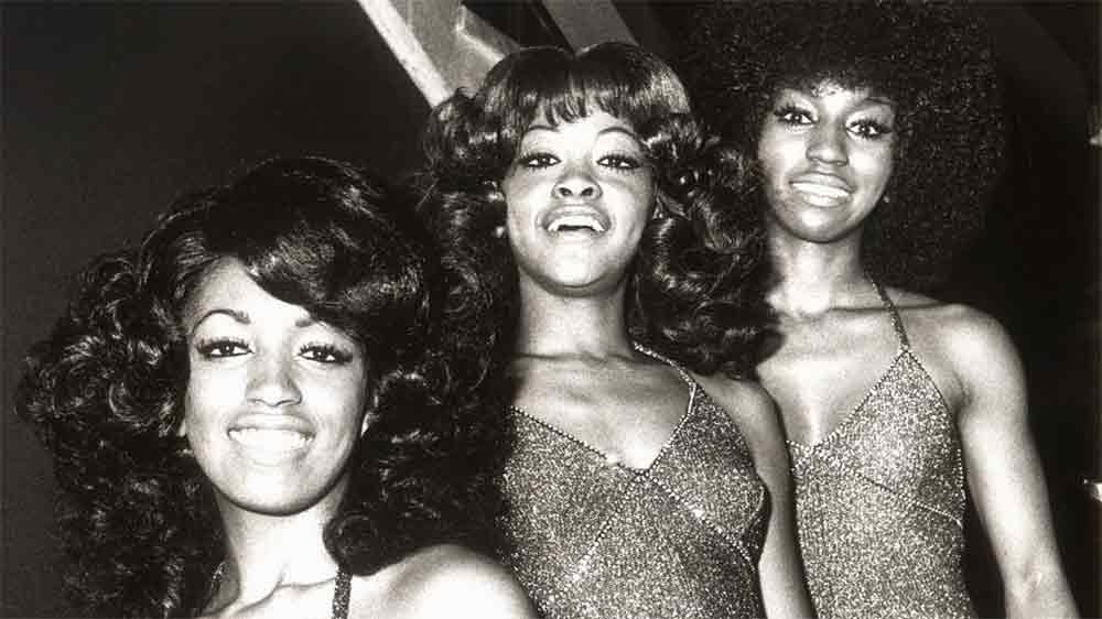 সত্তরের দশকে সোল মিউজিকের ব্যান্ড ‘দ্য থ্রি ডিগ্রিজ’-এর সদস্য ছিলেন শীলা। ফিলাডেলফিয়া সোল, রিদম অ্যান্ড ব্লুজ ছাড়া ডিস্কো গোত্রের গানও গাইতেন ব্যান্ডের সকলে। ১৯৬৩ সালে পথচলা শুরুর পর থেকে বহু মহিলাই ব্যান্ডের হয়ে গেয়েছেন। তবে সবচেয়ে বেশি দিনের জন্য সদস্য ছিলেন শীলা।