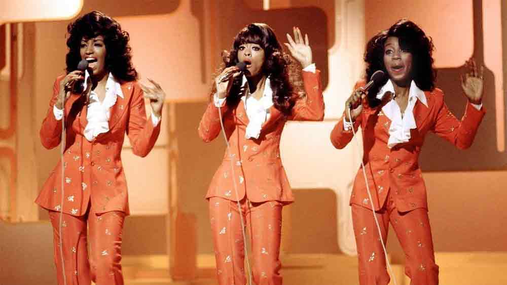 ‘দ্য থ্রি ডিগ্রিজ’-এর হয়ে ১৯৬৭ থেকে ’৭৬ সাল পর্যন্ত পারর্ফম করেছেন ফিলাডেলফিয়ার এই গায়িকা। ’৭৪-এ শীলার কণ্ঠে ‘হোয়েন উইল আই সি ইউ এগেইন’ সিঙ্গলসটি তাঁদের আন্তর্জাতিক খ্যাতি এনে দেয়। এর চার বছর পরে যুবরাজের সঙ্গে আলাপ হয়েছিল শীলার।