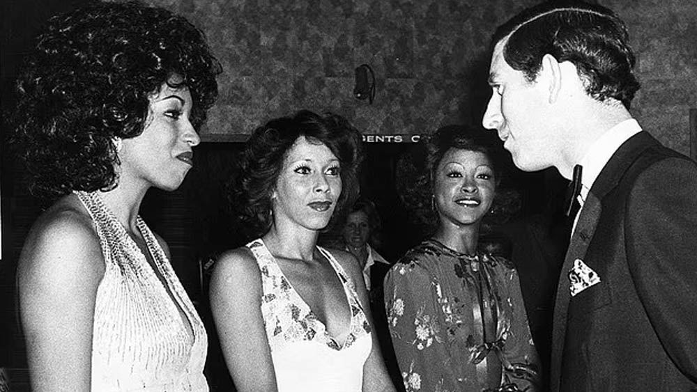 উপলক্ষ ছিল, রাজকুমারের ৩০তম জন্মদিন। ১৯৭৮ সালের জুলাই মাসে সে দিনটি উদ্‌যাপনের জন্য একটি চ্যারিটি শোয়ে আমন্ত্রিত ছিলেন শীলারা। ইস্টবোর্ন সাসেক্সের কান্ট্রি ক্লাবে ওই শোয়ে রাজকুমারের জন্য গেয়েছিলেন তাঁরা।