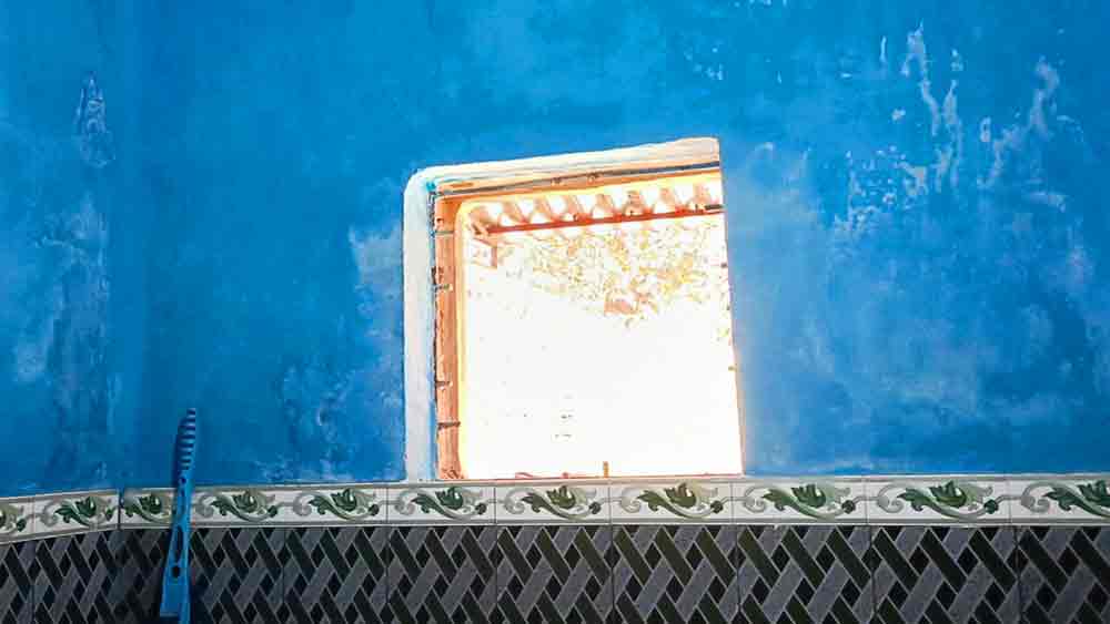 এই জানলা দিয়েই ঘরে ঢোকে দুষ্কৃতীরা। নিজস্ব চিত্র