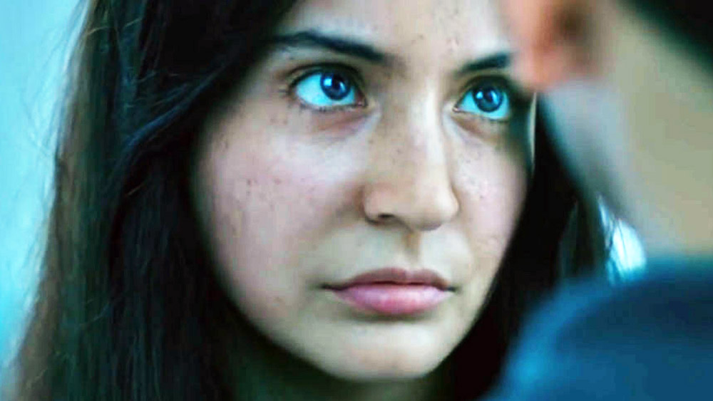 শোনা গিয়েছিল যে, অনুষ্কা নাকি একটি বহুজাতিক সংস্থার মুখ হতে নিজের পারিশ্রমিক দীপিকার থেকে কমিয়ে দেন। আর তার ফলে এই সংস্থা দীপিকার বদলে অনুষ্কাকেই মুখ হিসেবে মেনে নেয়। যদিও আগে দীপিকাকেই এই বহুজাতিক সংস্থার মুখ হওয়ার প্রস্তাব দেওয়া হয়েছিল সংস্থার তরফে।