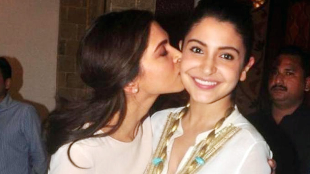 বর্তমানে কিন্তু দুই তারকার মধ্যেই পারস্পরিক দূরত্ব অনেক কমেছে। বলি পাড়ার এই দুই সুন্দরীকেই একে অপরের সঙ্গে সৌহার্দ্যপূর্ণ সম্পর্ক বজায় রাখতে দেখা গিয়েছে।