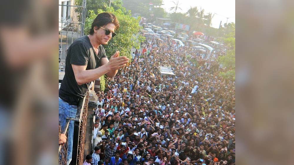 শাহরুখের অনুরাগীরা তাঁকে নিয়ে মাতামাতিতে সবসময়ই এগিয়ে। তাঁর প্রাসাদসম বাসভবন ‘মন্নত’-এর সামনে সারা বছরই ভিড় জমান গুণমুগ্ধেরা। তবে মন্নত শুধু তাঁর গুণমুগ্ধদের নয়, অন্য তারকাদেরও আগ্রহের বিষয়। অনেক তারকা মজার ছলে শাহরুখের এই বাড়ি কেনার আগ্রহও প্রকাশ করেছেন।