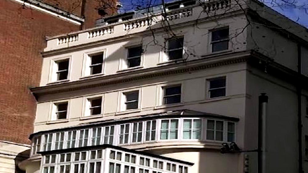 শাহরুখের সম্পত্তির অন্যতম আকর্ষণ হল তাঁর লন্ডনের বিলাসবহুল বাংলো। ১৭২ কোটি টাকা মূল্যের এই বাংলো সেন্ট্রাল লন্ডনের পার্ক লেন এলাকায় অবস্থিত।