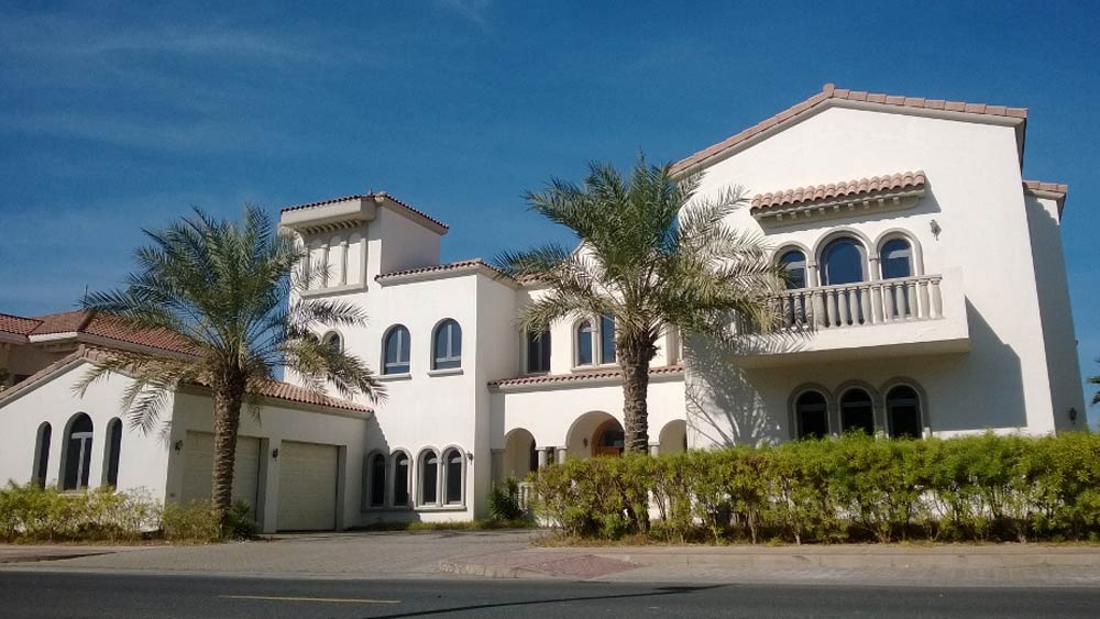 শাহরুখের কাছে ১০০ কোটি টাকা মূল্যের আরও একটি বিলাসবহুল বাড়ি আছে। ‘জন্নত’ নামের এই বাড়িটি দুবাইয়ের পাম জুমেরিয়াতে অবস্থিত। তবে এই বাড়িটি শাহরুখ কেনেননি। দুবাইয়ে সম্পত্তি কেনাবেচার সঙ্গে যুক্ত এক সংস্থা তাঁকে এই বাড়িটি উপহার দেন।