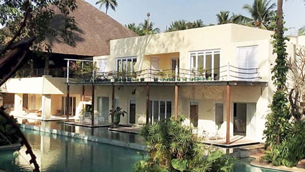 এ ছাড়া আলিবাগেও শাহরুখের একটি বিলাসবহুল বাংলো আছে। এই বাংলোটির মূল্য প্রায় ১৫ কোটি টাকা। এখানেই শাহরুখ নিজের ৫১তম জন্মদিনটি পালন করেন। ১৯ হাজার ৯৬০ বর্গ মিটারের এই বাংলোয় একটি হেলিপ্যাড আছে।