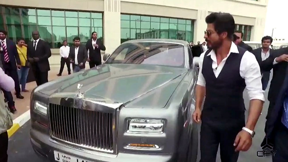 বলিউডের খুব কম সংখ্যক তারকা আছেন যাঁদের কাছে রোলস্‌ রয়েস রয়েছে। শাহরুখের রোলস্‌ রয়েস ফ্যান্টম গাড়িটির মূল্য সাত কোটি টাকা।