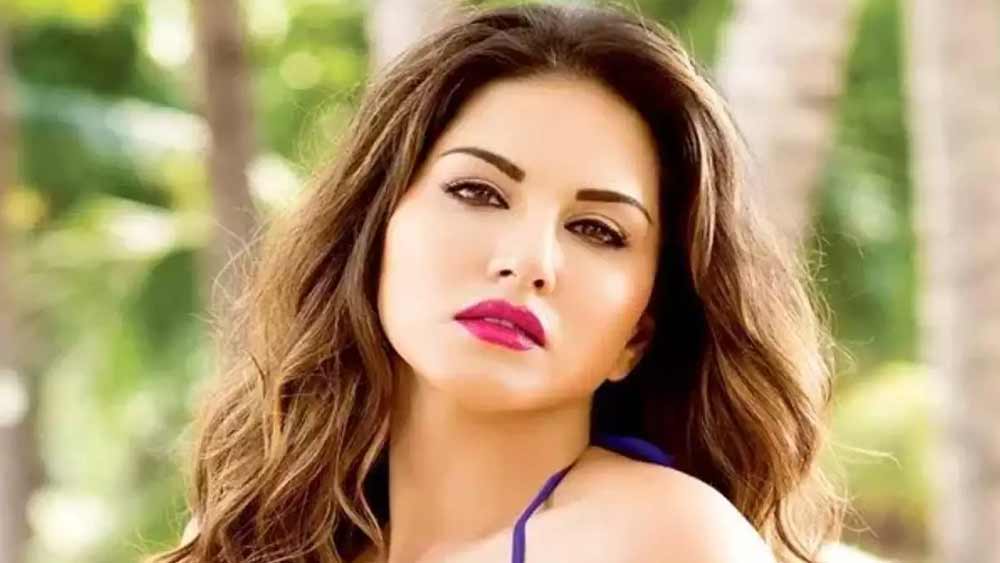 তিনি বলেন, ‘‘আমাকে জানানো হয়েছিল যে, বেশির ভাগ অভিনেতা আমার সঙ্গে কাজ করতে ভয় পান কারণ তাঁরা সবাই বিবাহিত। আমি তাঁদের স্ত্রীদের বলতে চাই যে আমি ওঁদের স্বামীদের চাই না। আমার কাছে আমার নিজের স্বামী আছে। আমি তাকে খুবই ভালবাসি। আমার স্বামী যথেষ্ট আকর্ষণীয়। আমার সমস্ত চাওয়া-পাওয়া সে খুব ভাল ভাবে পূরণ করে। তাই আমি তোমাদের স্বামীদের চাই না। আমি নিজের কাজ করতে চাই এবং নিজের স্বামীর হাত ধরে বাড়ি যেতে চাই।’’