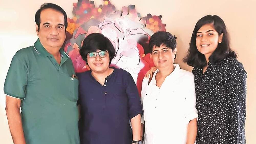 পরিবারের সঙ্গে যস্তিকা