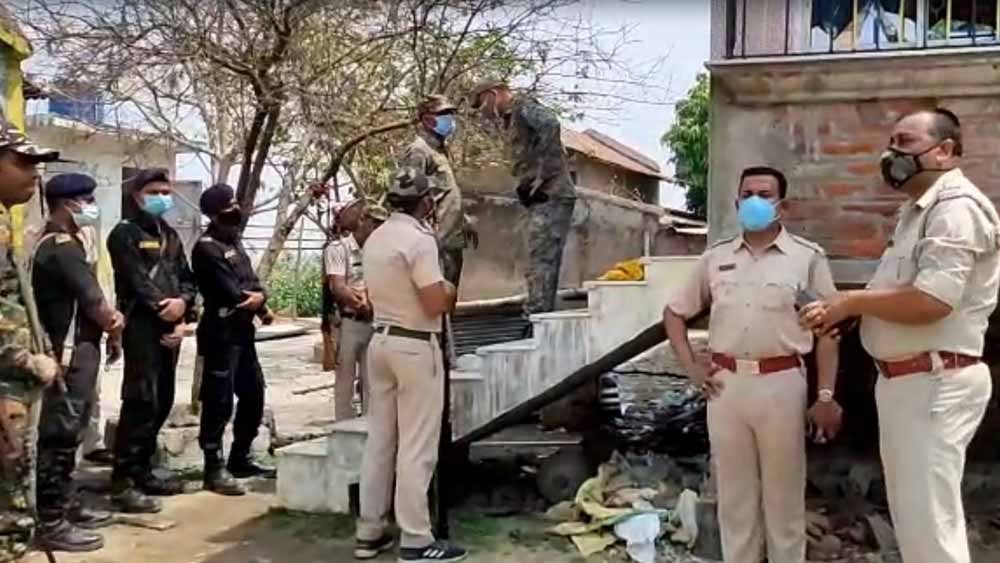 ভোর থেকেই গ্রামে পুলিশি টহলদারি।