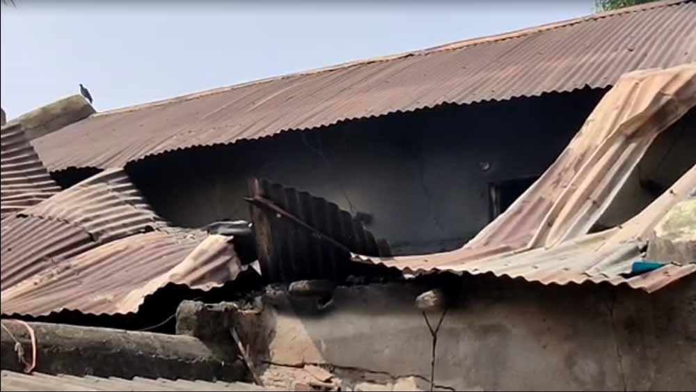 কয়েকটি বাড়ি এখন ধ্বংসস্তূপ।