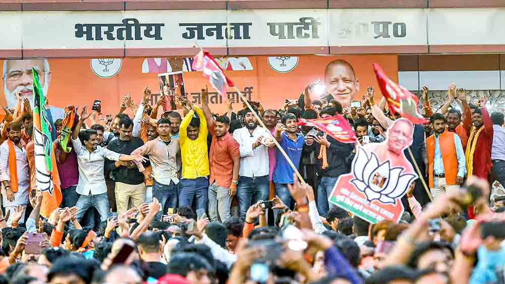  উল্লাস: উত্তরপ্রদেশের বিধানসভা নির্বাচনে বিজেপির জয়লাভের পর লখনউয়ে দলীয় কার্যালয়ের সামনে সমর্থকদের উদ্‌যাপন।