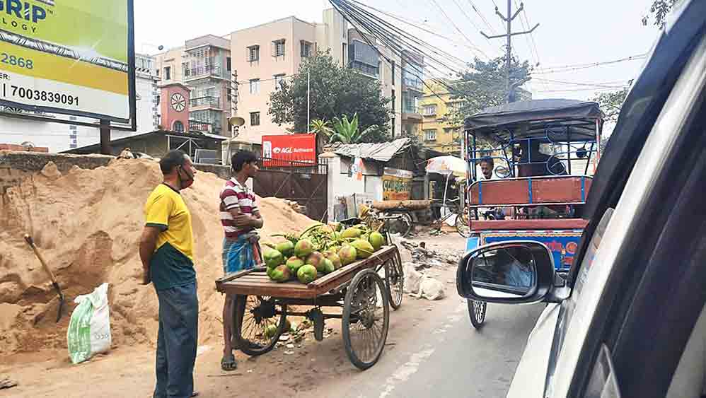 দখল: পড়ে রয়েছে ইমারতি দ্রব্য, দাঁড়িয়ে আছে সাইকেল ভ্যান। উত্তর দমদমের এম বি রোডের অবস্থা এখন এমনই।