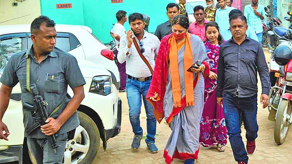 মঙ্গলবার বারাবনিতে একটি কর্মিসভায় যোগ দিতে যাচ্ছেন আসানসোলের বিজেপি প্রার্থী অগ্নিমিত্রা পাল। 