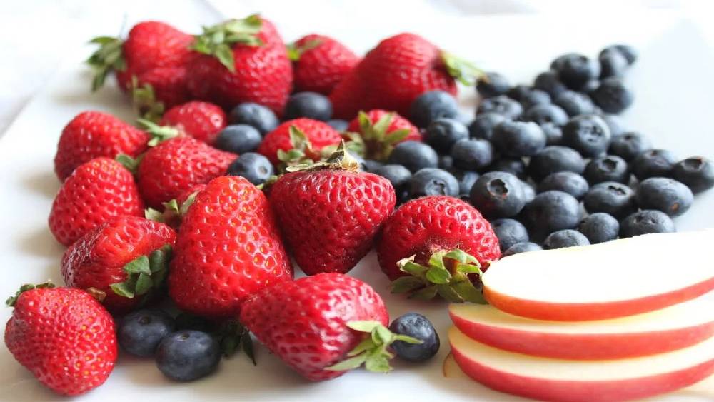 আপেল, স্ট্রবেরি, ব্লুবেরির মতো যে সব ফলে ফাইবার বেশি থাকে, তা-ও খাওয়া দাঁতের জন্য ভাল।