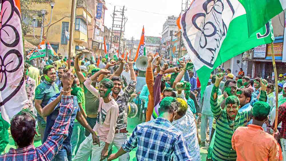  প্রাপ্তি: পুর-নির্বাচনে তৃণমূল কংগ্রেসের বিজয়ের পর উল্লাস, বীরভূম, ২ মার্চ।