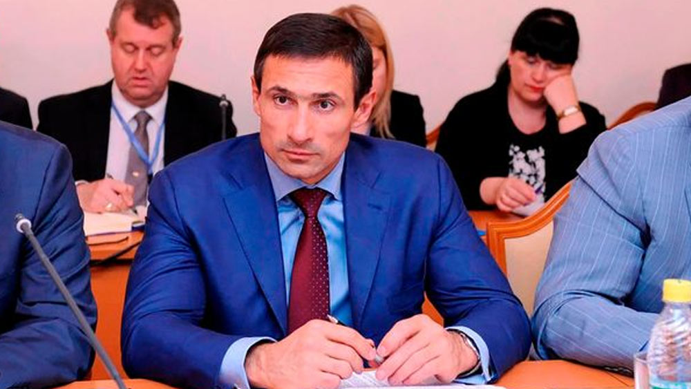 ইগর জানান যে, তাঁর স্ত্রী অন্তঃসত্ত্বা ছিলেন। এবং সন্তানের জন্ম দেওয়ার জন্য দেশ ছাড়ছেন। তবে এই বিপুল পরিমাণ অর্থ নিয়ে যাওয়ার কথা অস্বীকার করেন।