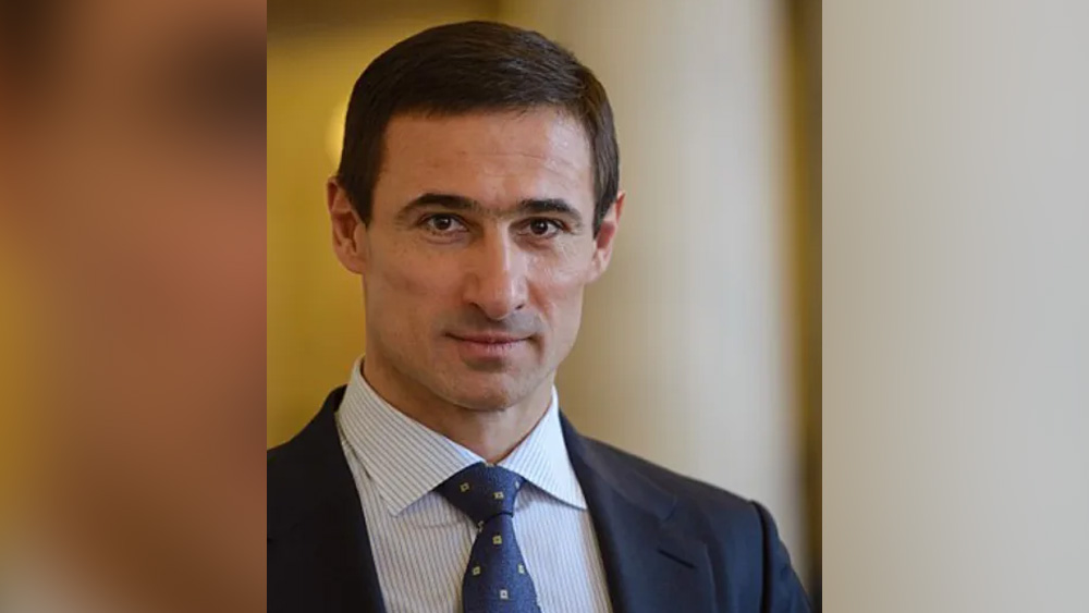 ইউক্রেনের প্রাক্তন স্বরাষ্ট্রমন্ত্রী আর্সেন অ্যাভাকভের সঙ্গেও তাঁর ব্যবসায়িক ও রাজনৈতিক সম্পর্ক আছে।