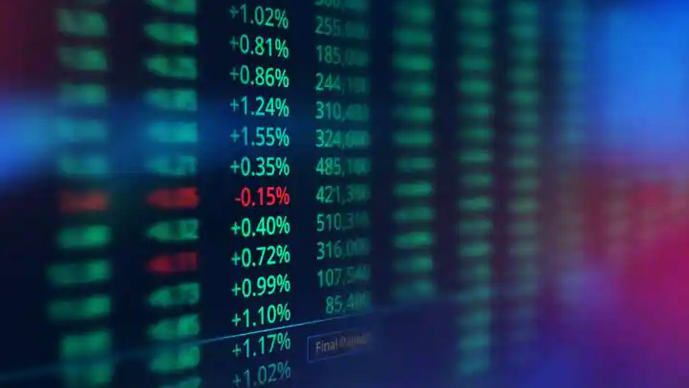 শেয়ার বাজার। যেখানে দেশের বেসরকারি সংস্থাগুলি স্টক এক্সচেঞ্জের মাধ্যমে তাদের শেয়ার কেনাবেচা করে থাকে। উদাহরণস্বরূপ ধরা যাক, আপনি কোনও সংস্থার শেয়ার কিনলে আপনি হলেন সেই সংস্থার শেয়ার হোল্ডার। এখানে আপনি যখন তখন আপনার শেয়ার বিক্রি করতেও পারবেন।