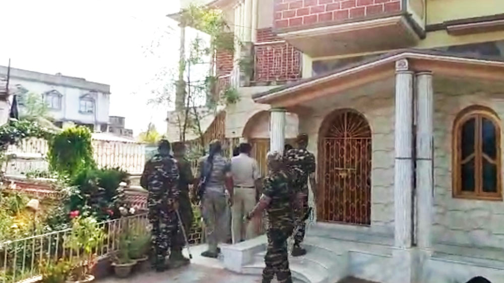 আনারুল হোসেনের খোঁজে তাঁর বাড়িতে পুলিশ।