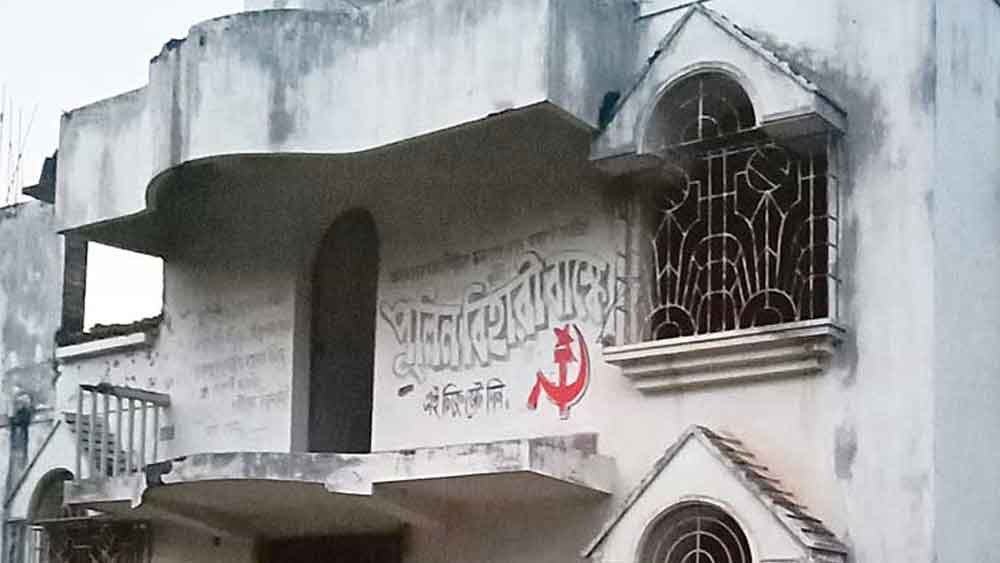 লালগড়ের ধরমপুরে অনুজ পাণ্ডের বাড়ি।