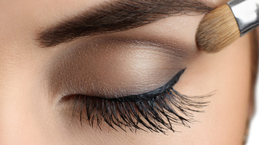 আইলাইনার পরার আগে সতর্ক হয়ে পরাই ভাল।